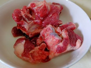 2、薏米萝卜大骨汤,棒骨斩成两段，也可斩小块