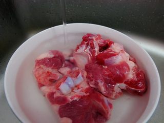 3、薏米萝卜大骨汤,用清水洗干净骨棒