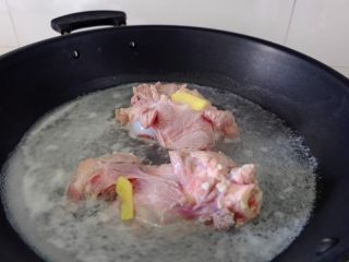 4、薏米萝卜大骨汤,烧半锅开水，入大骨棒加姜片焯水