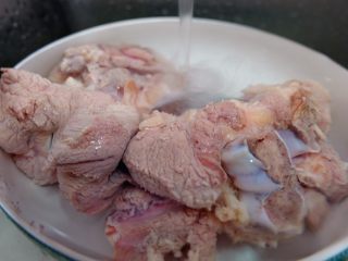 5、薏米萝卜大骨汤,骨棒变色后捞出，用清水冲尽血沫