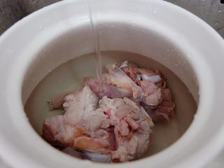 6、薏米萝卜大骨汤,骨棒入锅，加入清水没过骨棒