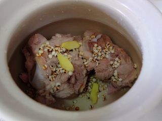 7、薏米萝卜大骨汤,加入洗干净的薏米仁，姜片，盖上锅盖，大火烧开