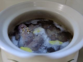 8、薏米萝卜大骨汤,大火煮开