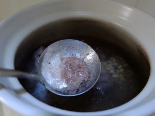 9、薏米萝卜大骨汤,用汤勺去掉浮沫