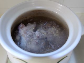 10、薏米萝卜大骨汤,撇掉浮沫后，加盖转小火慢煲一个半小时