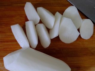 11、薏米萝卜大骨汤,白萝卜去皮，切滚刀块