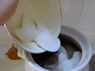 12、薏米萝卜大骨汤,入汤锅煮20分钟
