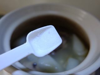 13、薏米萝卜大骨汤,加入适量的盐调味