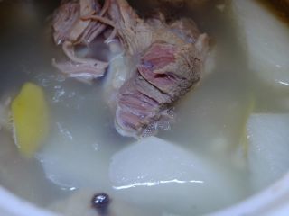 14、薏米萝卜大骨汤,煲两小时的骨汤:汤白色清，美味鲜甜
