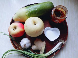 1、#辣味#开胃小菜～酸辣萝卜丁,准备好食材。如果没有油泼辣子的话，用辣椒粉也可以。