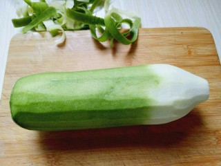 2、#辣味#开胃小菜～酸辣萝卜丁,首先将萝卜去皮。(白萝卜也可以，可以根据自己喜欢。)