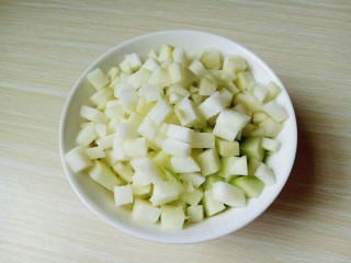 3、#辣味#开胃小菜～酸辣萝卜丁,将去皮的萝卜切丁。