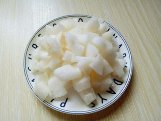 4、#辣味#开胃小菜～酸辣萝卜丁,梨去皮，去核，切丁。