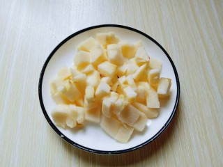5、#辣味#开胃小菜～酸辣萝卜丁,苹果去皮，去核，切丁，备用。