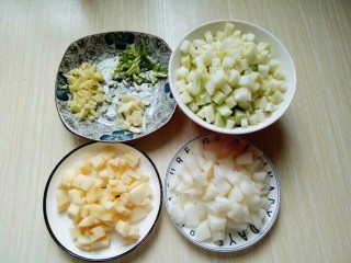 6、#辣味#开胃小菜～酸辣萝卜丁,所有食材准备工作完成。