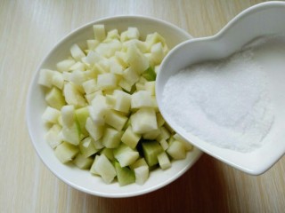 7、#辣味#开胃小菜～酸辣萝卜丁,腌制萝卜，加入盐，腌20分钟，之后将腌制出来的水挤干净。