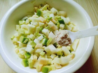 11、#辣味#开胃小菜～酸辣萝卜丁,加入一勺鸡粉。