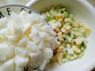 9、#辣味#开胃小菜～酸辣萝卜丁,加入切好的梨。