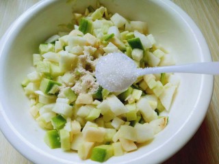 12、#辣味#开胃小菜～酸辣萝卜丁,再加入白砂糖。