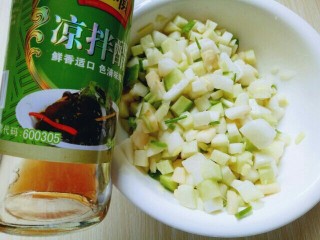 13、#辣味#开胃小菜～酸辣萝卜丁,加入凉拌醋。(量依个人口味)