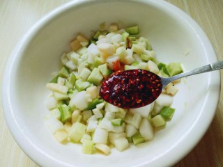 14、#辣味#开胃小菜～酸辣萝卜丁,再加入油泼辣子，拌均匀即可。