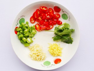 2、清蒸鲍鱼,准备好材料，青红辣椒切圈，香菜切断，葱切粒，姜切末。