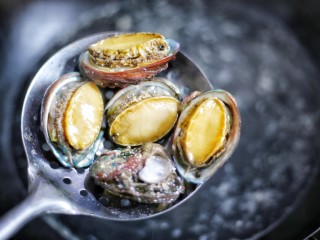 7、清蒸鲍鱼, 热锅热水中焯一下。