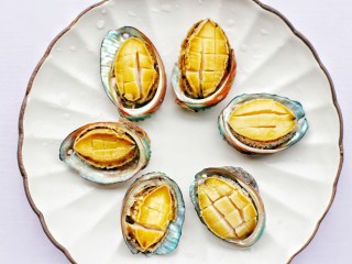 8、清蒸鲍鱼,捞出后将鲍鱼划几下花刀摆盘中。