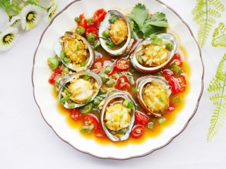 15、清蒸鲍鱼,.趁热淋在蒸好的小鲍鱼上，再撒上葱花装饰一下就OK了。