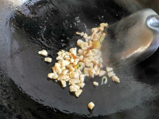 6、黎麦饭团,翻炒至五成熟