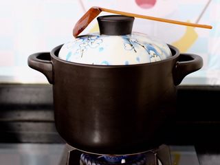 8、苹果小米粥,盖上锅盖转中小火焖煮约20分钟后。