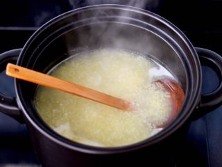 9、苹果小米粥,看见小米和糯米开始变得浓稠的时候。