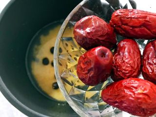 8、暖冬系列之最养人的红枣桂圆小米粥,加入大红枣