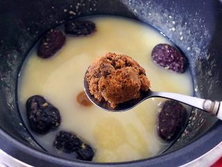 13、暖冬系列之最养人的红枣桂圆小米粥,待可以打开锅盖之后，加入适量红糖