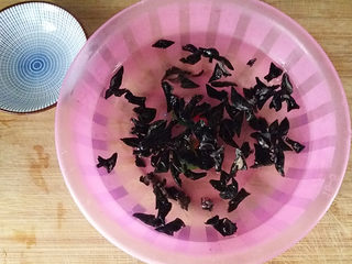 2、酸辣木耳拌藕片,将木耳用温水浸泡