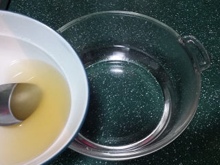 4、酸辣木耳拌藕片,食盐、白糖、鸡精和米醋拌至融化、再倒入备好的凉开水搅拌均匀