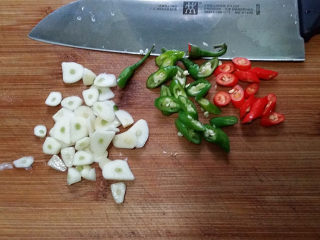 5、酸辣木耳拌藕片,青、红椒及大蒜头洗净后切好备用