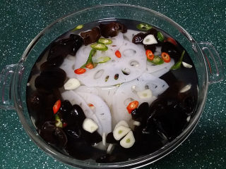 11、酸辣木耳拌藕片,翻拌均匀、加盖泡制一夜