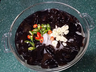 10、酸辣木耳拌藕片,将焯水后的藕片、木耳、蒜片和辣椒一起放入糖醋水中