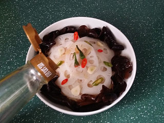 12、酸辣木耳拌藕片,第二天拣出摆盘可直接食用,也可以淋些香油,味道更赞