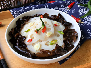 13、酸辣木耳拌藕片,酸辣凉爽,非常开胃