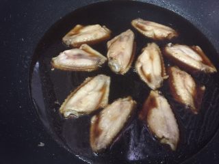 3、可乐鸡肉炒饭,倒入可乐,放入酱油、老抽、砂糖