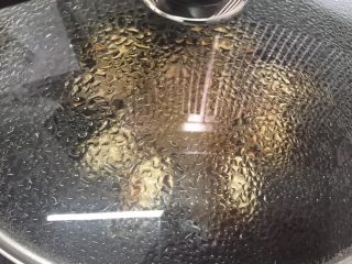 4、可乐鸡肉炒饭,盖锅盖焖煮