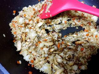 16、可乐鸡肉炒饭,放入剩下的可乐汁,翻炒均匀,炒2分钟即可。