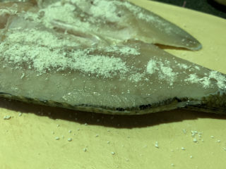 3、糖醋鲈鱼,用厨房纸吸干水分，撒上玉米淀粉；