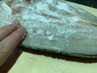 4、糖醋鲈鱼,抹均匀；