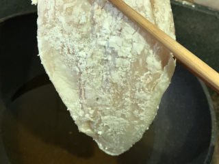 5、糖醋鲈鱼,锅里油烧热，夹入一半鲈鱼，我对半切，这样炸的更酥脆；