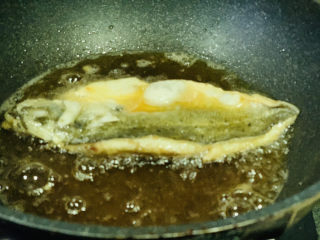 6、糖醋鲈鱼,一面金黄；