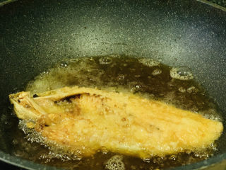 7、糖醋鲈鱼,翻另一面继续炸金黄；