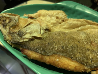 8、糖醋鲈鱼,夹起来先放盘里；